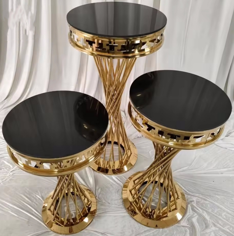 gold cake table