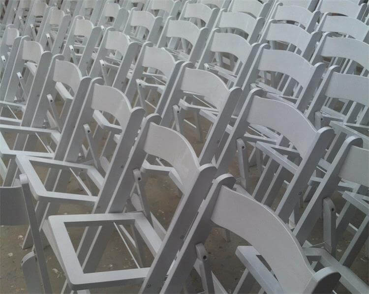 white folding chair